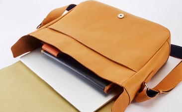 革のショルダーバッグ ノートpcが入る人気のメッセンジャーバッグ