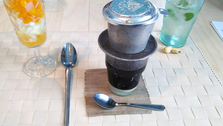カップに練乳を入れて、独自の方法で生成したベトナムコーヒー