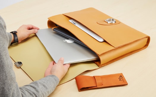 タブレットや大事な書類を保護する収納スペース付きの革のクラッチバッグ
