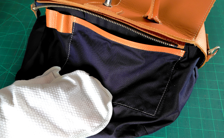 ミトングローブでバッグの内側のホコリ取り