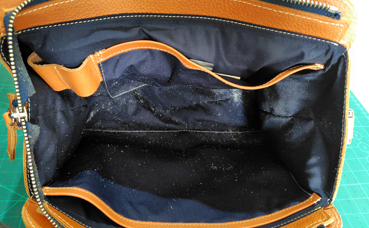 バッグの内側に付くホコリと革くず