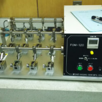 革の引っ張ったりして強度を調べる装置 革の引っ張ったりして強度を調べる装置